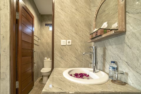 Deluxe Double or Twin Room | Bathroom sink