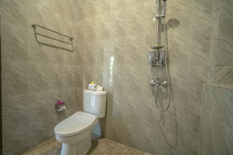Deluxe Double or Twin Room | Bathroom | Shower, free toiletries, towels
