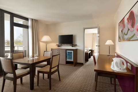 Suite, 1 King Bed, Non Smoking | Hypo-allergenic bedding, minibar, in-room safe, desk