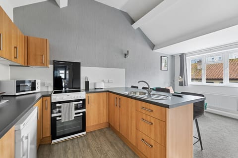 Luxury Apartment, Private Bathroom, City View | Shared kitchen | Highchair