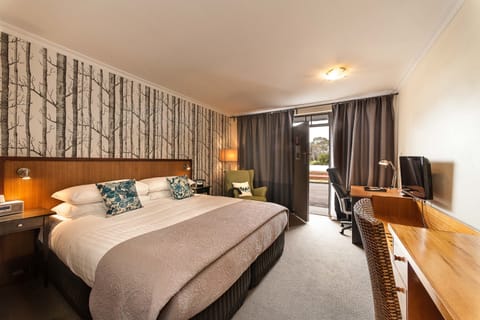 Deluxe Room, 1 King Bed, River View | Premium bedding, pillowtop beds, minibar, in-room safe