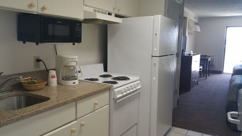 Full-size fridge, microwave, oven, stovetop