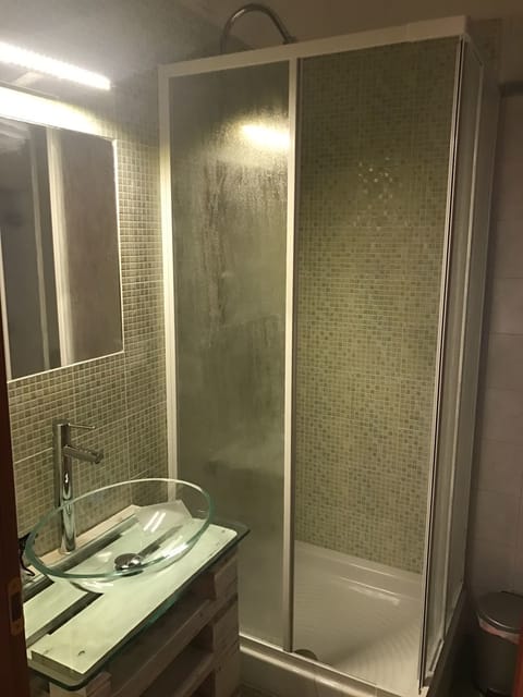 Family Quadruple Room | Bathroom | Shower, free toiletries, hair dryer, bidet