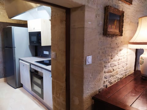 Deluxe Apartment | Private kitchen | Coffee/tea maker, electric kettle