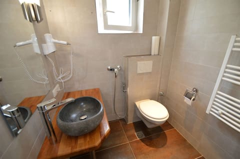 Deluxe Studio (Top 12) | Bathroom