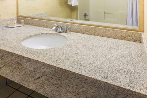 Combined shower/tub, free toiletries, hair dryer, towels