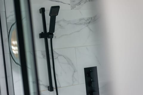 Deluxe Studio Suite | Bathroom | Shower, free toiletries, hair dryer, towels