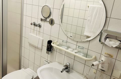 Standard Double Room | Bathroom | Deep soaking tub, rainfall showerhead, free toiletries, hair dryer