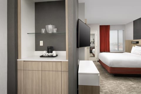 Suite, 1 King Bed | Premium bedding, desk, blackout drapes, iron/ironing board