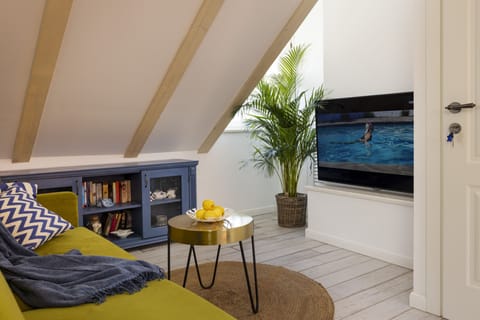 Luxury Suite, 1 Bedroom, City View | Television
