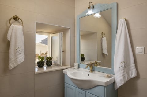 Luxury Suite, 1 Bedroom, City View | Bathroom | Shower, rainfall showerhead, designer toiletries, hair dryer