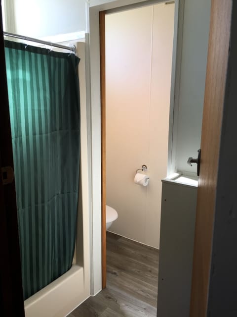 Studio | Bathroom | Shower, free toiletries, hair dryer, towels