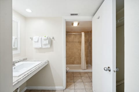 Suite, Ocean View | Bathroom | Combined shower/tub, free toiletries, hair dryer, towels