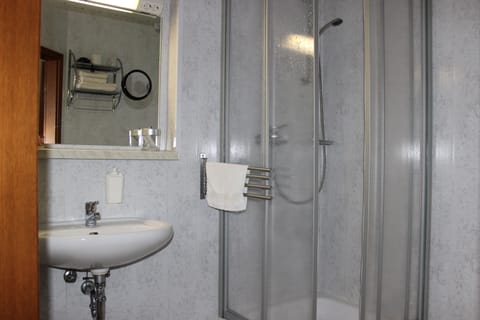 Basic Twin Room, 1 Twin Bed, Non Smoking | Bathroom | Shower, free toiletries, hair dryer, towels