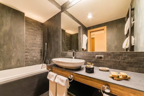 Family Suite | Bathroom | Separate tub and shower, free toiletries, hair dryer, bathrobes