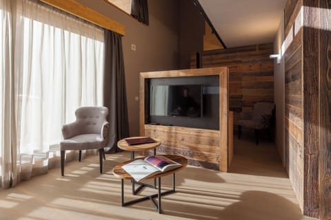 Suite (Alpine Sunny Side) | Living area | Flat-screen TV