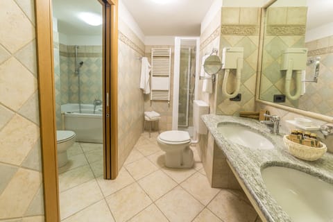 Junior Suite (Prestige) | Bathroom | Shower, free toiletries, hair dryer, bathrobes