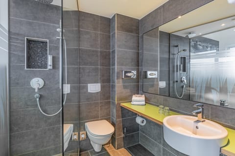 Comfort Room | Bathroom | Shower, free toiletries, hair dryer, towels