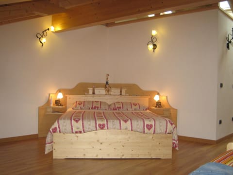 Minibar, desk, free WiFi