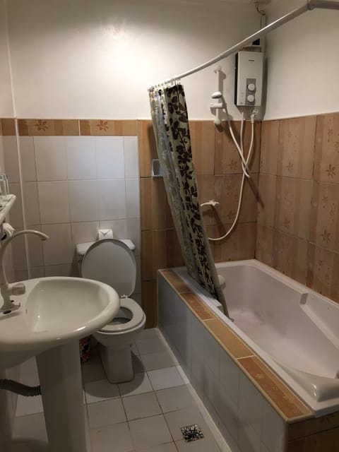 Deluxe Single Room | Bathroom | Shower, free toiletries, hair dryer, bathrobes