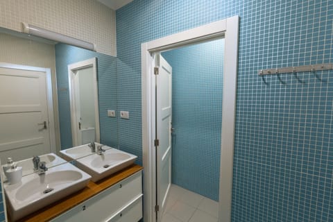 Deluxe Studio Suite, Balcony, Garden View | Bathroom | Shower, rainfall showerhead, hair dryer, towels