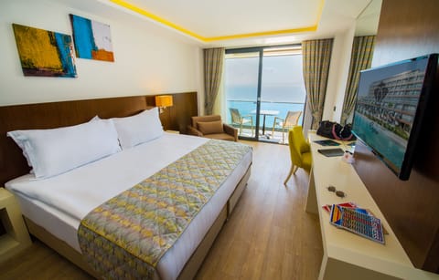 Deluxe Room, Sea View | Minibar, in-room safe, desk, soundproofing