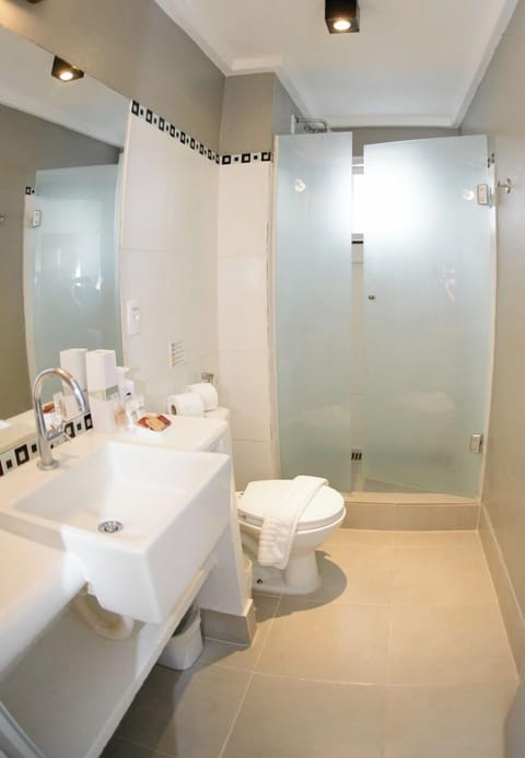 Quarto Casal | Bathroom | Shower, free toiletries, hair dryer, towels