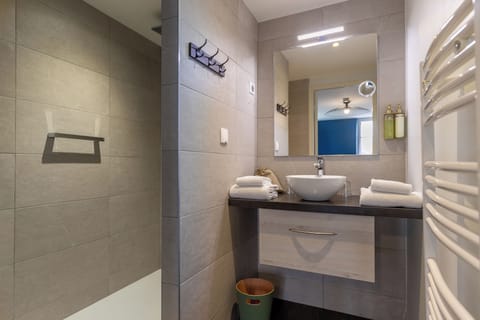 Junior Suite, Terrace | Bathroom | Shower, free toiletries, hair dryer, towels