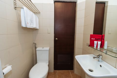 Deluxe Room | Bathroom | Shower, free toiletries, towels, soap