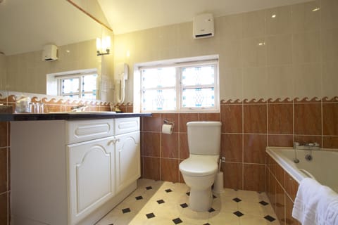 Classic Room, 1 Bedroom | Bathroom | Combined shower/tub, free toiletries, hair dryer, towels