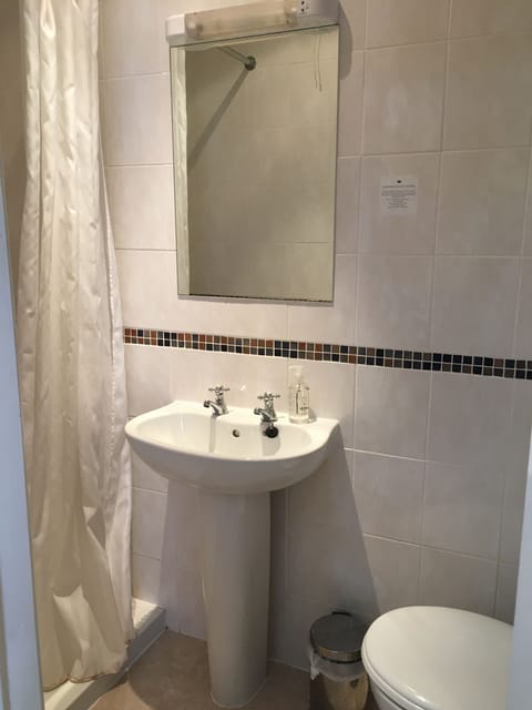 Twin Room, Ensuite | Bathroom