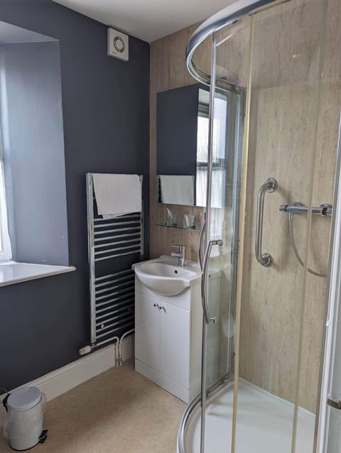 Double Room, 1 Double Bed | Bathroom | Free toiletries, hair dryer, towels