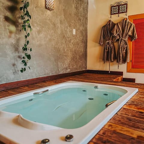 Luxury Cabin | Private spa tub