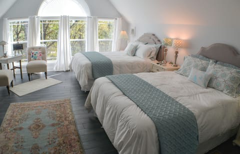 Bluebird Rm. 2 Queen Beds, Lrg Priv Bath | Egyptian cotton sheets, premium bedding, individually decorated