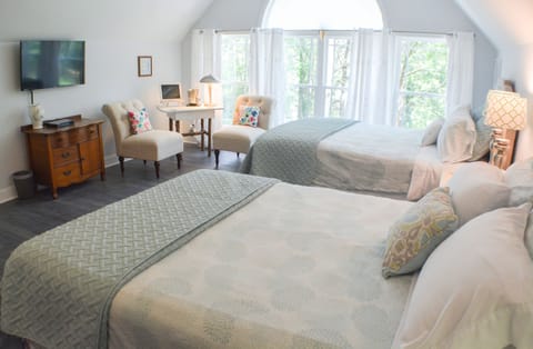 Bluebird Rm. 2 Queen Beds, Lrg Priv Bath | Egyptian cotton sheets, premium bedding, individually decorated