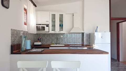 Kitchen (stove, oven, microwave oven, dishwasher, kettle, coffee maker)