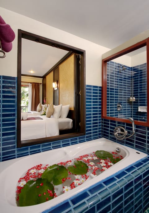  Deluxe Room | Bathroom | Separate tub and shower, deep soaking tub, free toiletries, hair dryer