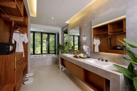 Villa Rainforest | Bathroom | Separate tub and shower, deep soaking tub, free toiletries, hair dryer