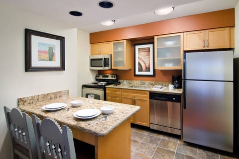 Full-size fridge, microwave, oven, stovetop