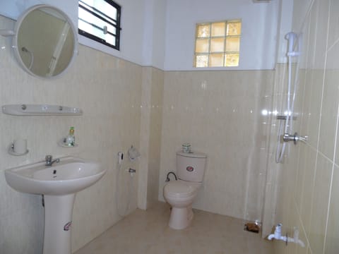 Standard Double Room, 1 Double Bed, Non Smoking, Ocean View | Bathroom | Shower, free toiletries, bidet, towels