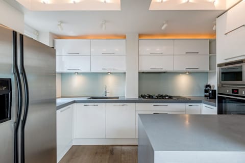 The Penthouse | Private kitchen | Full-size fridge, microwave, oven, stovetop