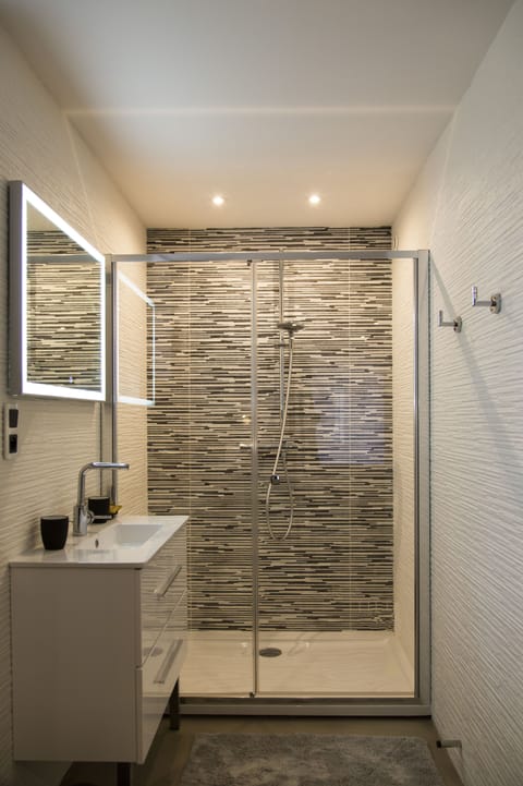 Design Double Room | Bathroom | Shower, free toiletries, hair dryer, towels