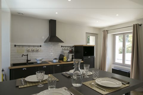 Basic Apartment | Private kitchenette | Shared fridge, microwave