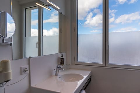 Junior Suite, Sea View | Bathroom | Free toiletries, hair dryer, towels