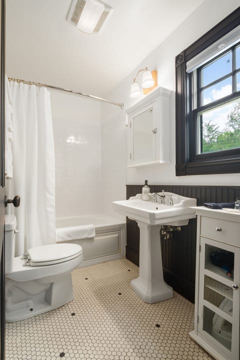 Room, Ensuite (Deluxe East Lodge Room) | Bathroom