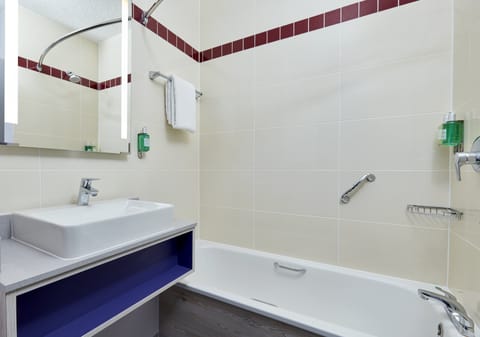 Combined shower/tub, free toiletries, hair dryer, towels