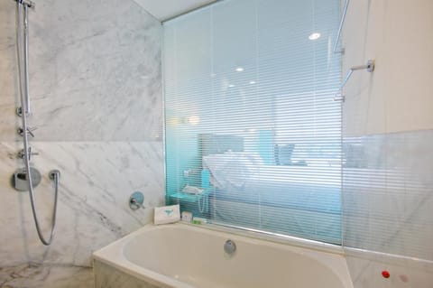 Jetted tub, hydromassage showerhead, hair dryer, towels