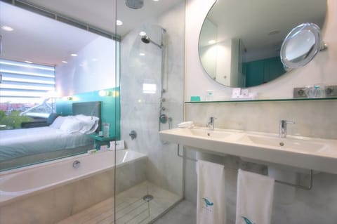 Jetted tub, hydromassage showerhead, hair dryer, towels