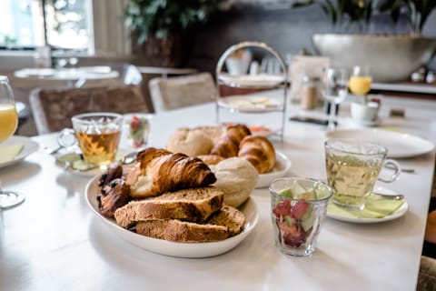 Daily continental breakfast (EUR 24 per person)