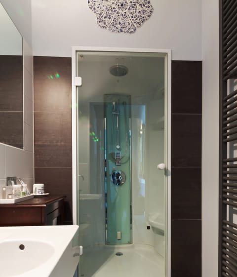 Suite | Bathroom | Eco-friendly toiletries, hair dryer, bathrobes, slippers